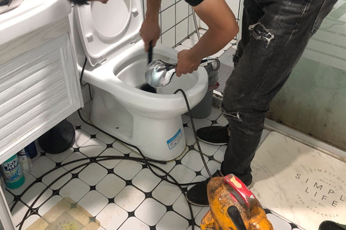 平昌马桶堵塞自己疏通还是找师傅？专业上门服务让你省时更省心